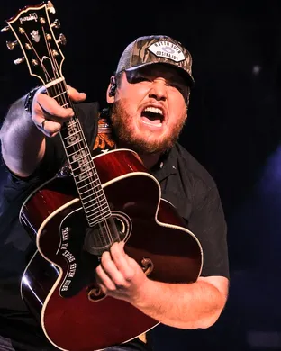 Luke Combs Detroit